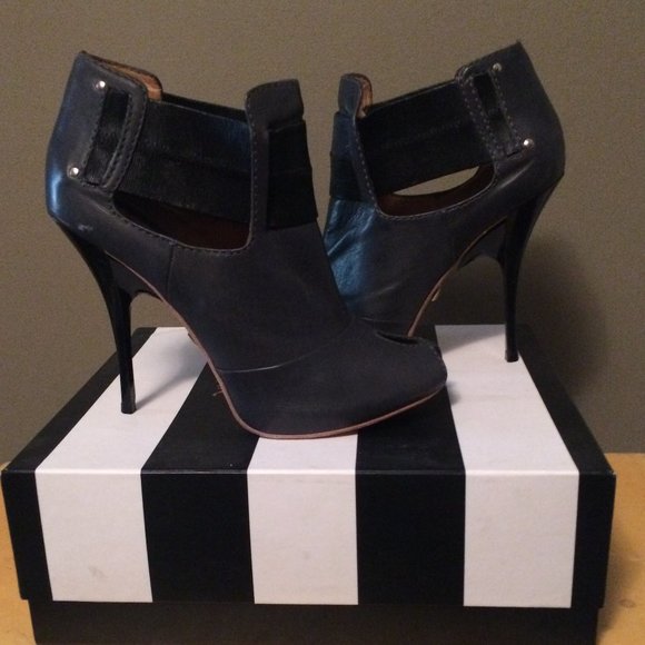L.A.M.B. Jaro Stiletto Ankle Bootie 9.5 - Picture 2 of 8